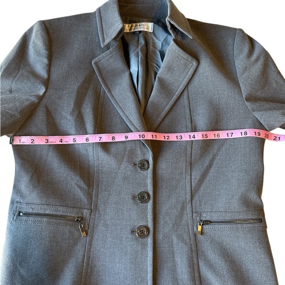 Tahari Arthur Levine Notched Collar Women's 10 Grey Lined
Fitted 3 Button Blazer - Picture 7 of 15